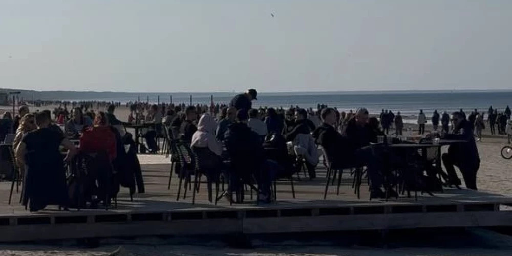 Солнечная суббота в Юрмале: жители и туристы заполнили побережье