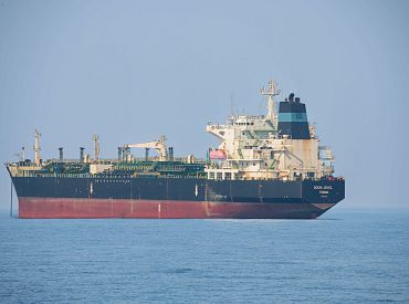 США временно ослабили санкции против иранской нефти на 30 дней