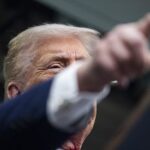 Трамп призывает иранцев свергнуть режим аятолл и угрожает военными действиями против Ирана