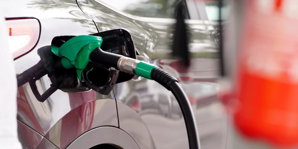 В Латвии начали снижаться цены на топливо перед налоговыми изменениями