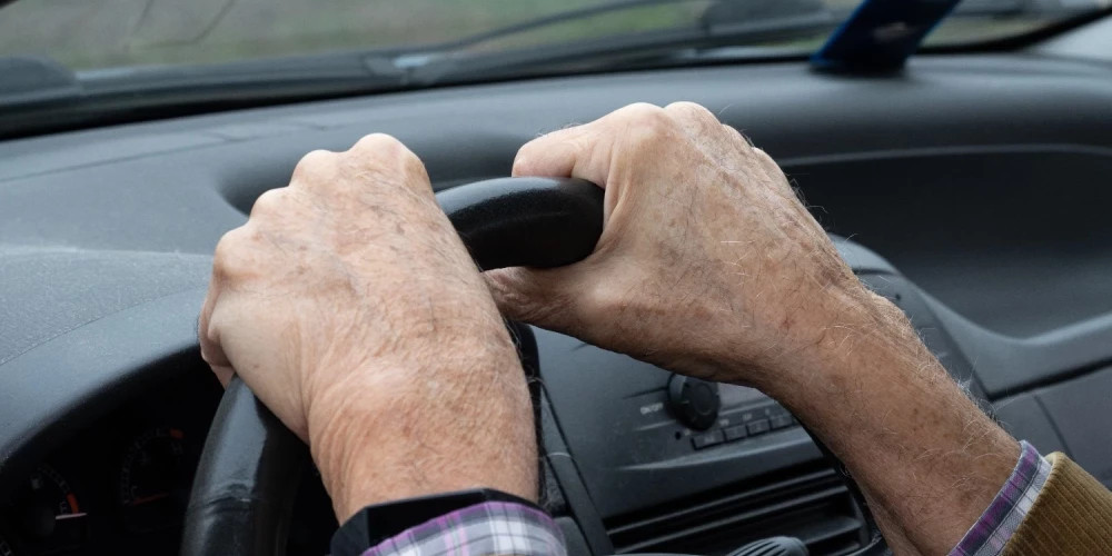 В Латвии напомнили о правилах для водителей старше 60 лет и статистике аварий