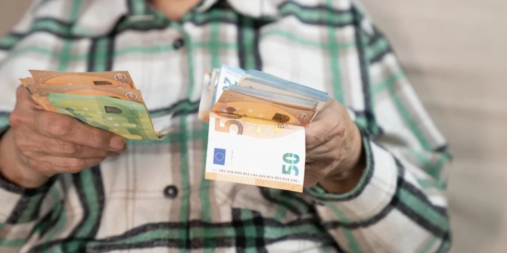 В Латвии ощутима проблема неравной оплаты труда: 68% работников считают зарплату несправедливой