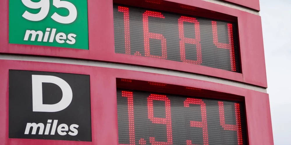 В Латвии продолжается рост цен на топливо: литр бензина 95-й марки стоит 1,677 евро