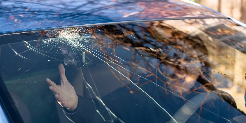 В Латвии водителей предупредили о весенних рисках повреждений автомобилей от камней