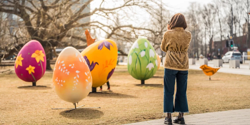В Лиепае к Пасхе установили яркие декорации с яйцами и птицами