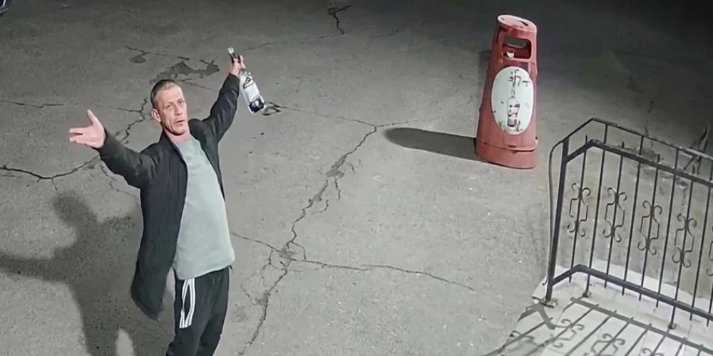 В Риге произошел ночной поджог, полиция разыскивает подозреваемого с бутылкой