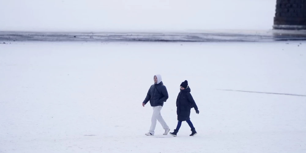 Власти Даугавпилса предупреждают о опасности выхода на лед реки Даугавы