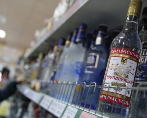 Водка как индикатор кризиса: в России ускорился рост цен на крепкий алкоголь и усилились риски теневого рынка