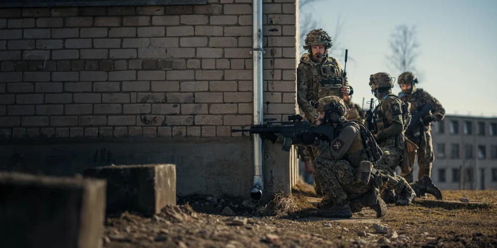 Военные вертолеты НАТО активизируют движение в Латгале из-за учений