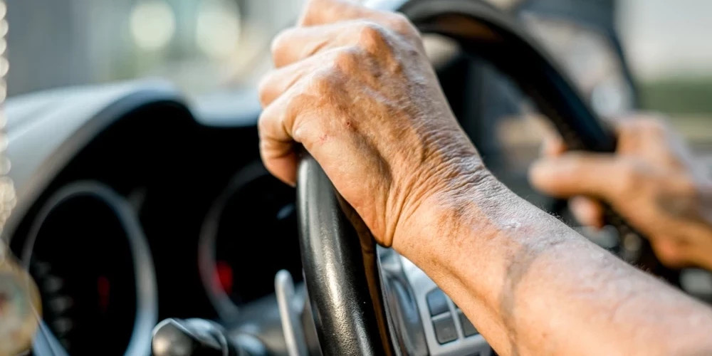 Вопрос о возрасте водителей 70+ вызвал в Латвии споры о дискриминации