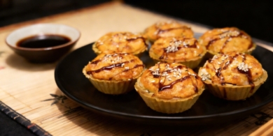 Запечённые роллы с крабовыми палочками в тарталетках