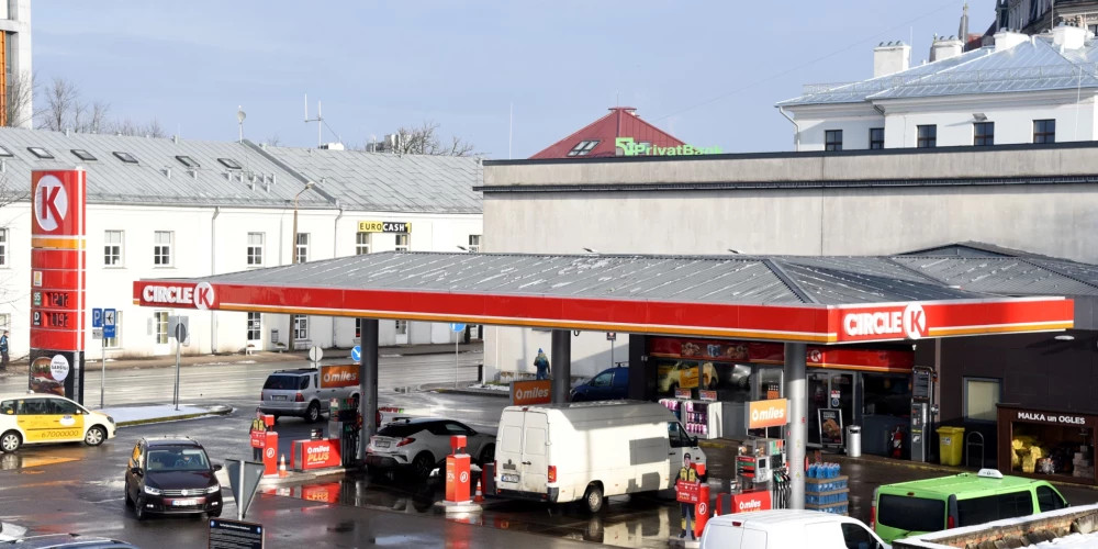 Жителей Латвии предупредили о росте цен на топливо: плюс 10-12 центов за литр