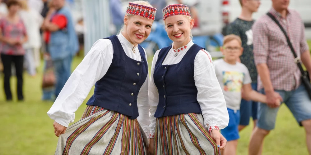 Жители Лиепая чувствуют себя безопаснее всего ночью, чем другие латвийцы, опрос показывает