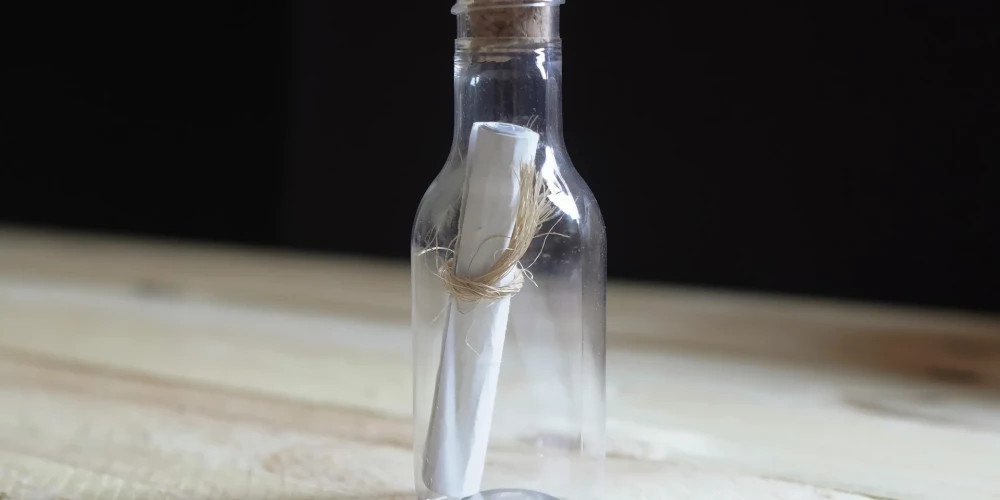 Жители Валмиеры нашли послание в бутылке от печника 1982 года