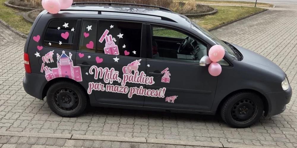 Жители Вентспилса восхищены жестом молодого отца, встретившего жену из больницы