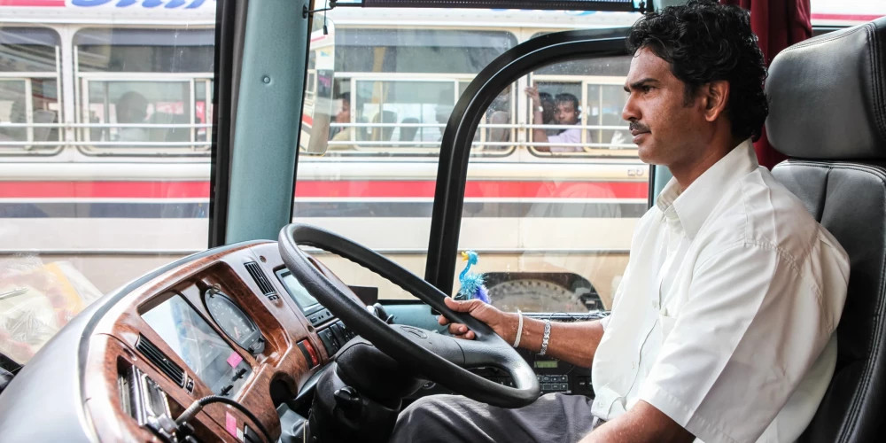 Жительница Лиепаи удивлена индийскому водителю маршрутки, вызвавшему дискуссию в соцсетях