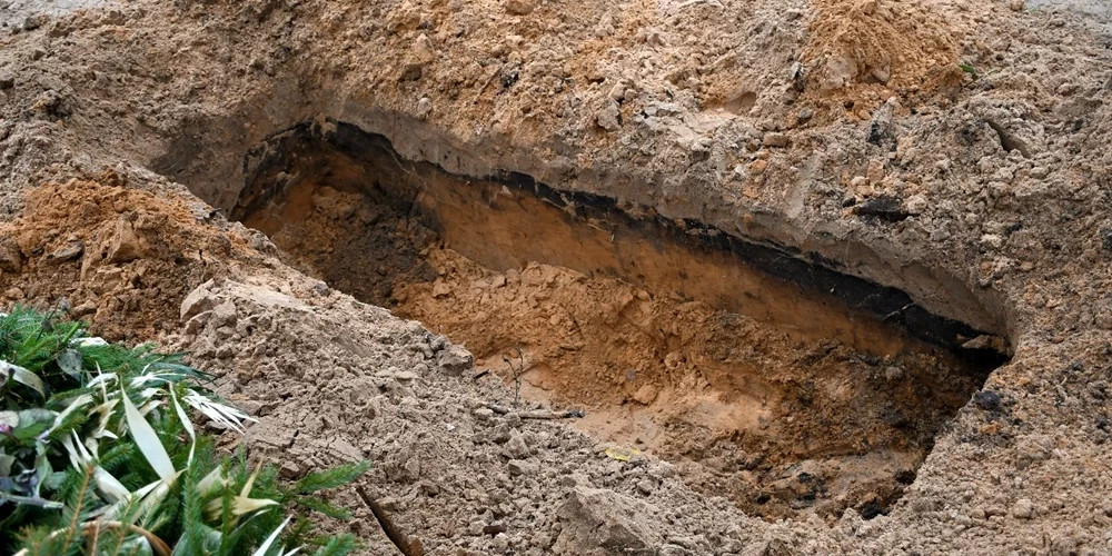 Жителям Даугавпилса напомнили о штрафах за нарушение правил обращения с отходами на кладбищах