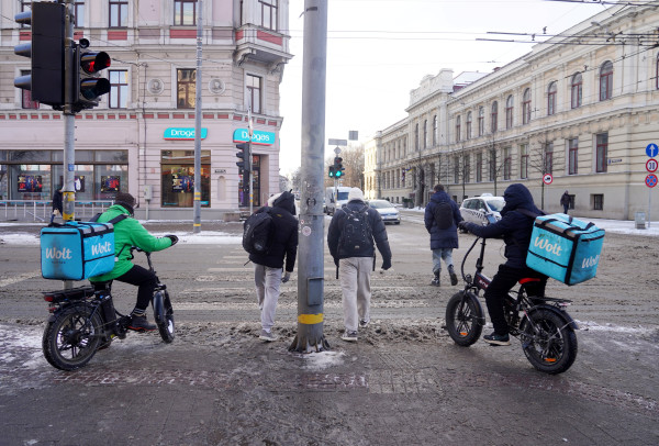 Депутат предлагает ограничить иммиграцию курьеров и студентов-работников в Латвию