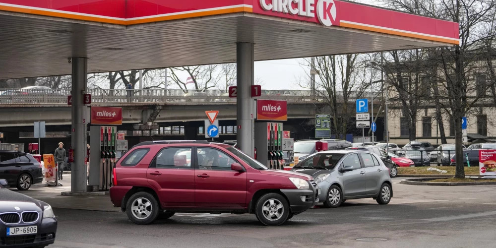 Дизель подешевел на 9 центов, но подорожал на некоторых заправках Латвии