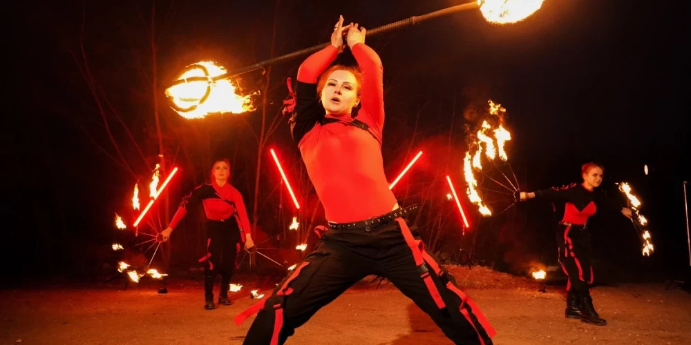 Екатерина управляет огнем в огненном шоу, преодолевая страхи и обучая новичков