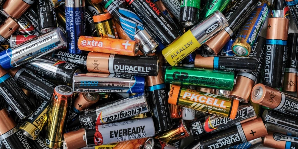 ЕС усиливает требования к утилизации батарей: латвийцам грозит повышение затрат на отходы