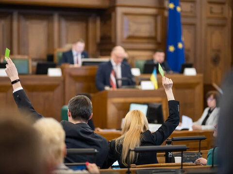 Февральские выплаты депутатов Сейма: от 602 до 7645 евро