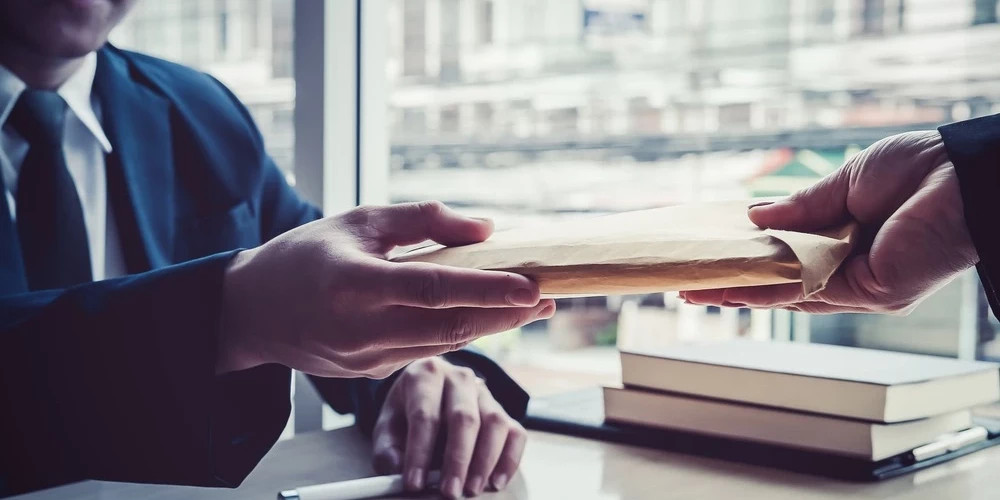 Готовность жителей Латвии давать взятки возросла, а использование неофициальных решений растёт