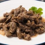 Классический рецепт говяжьей печени по-строгановски со сметаной