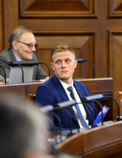 Комментаторы раскритиковали советы депутата Яниса Домбравы о подготовке водителей в Латвии