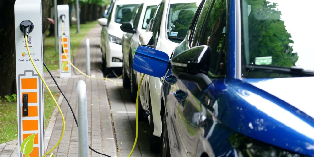 Конец бесплатной парковки для электромобилей в Риге: самоуправления решают судьбу экологичного транспорта