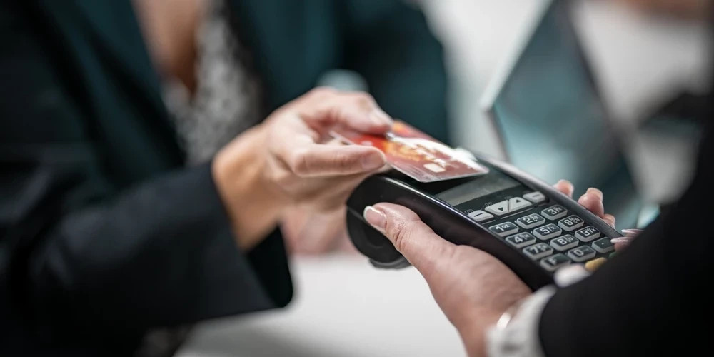 Латвийцы активно переходят на безналичные расчёты в повседневных покупках