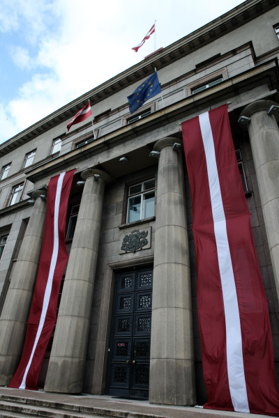 Латвийские госслужащие получают значительные доплаты и премии при Силине