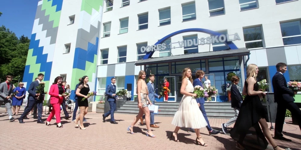 Латвия переходит на цифровые аттестаты об образовании вместо бумажных документов