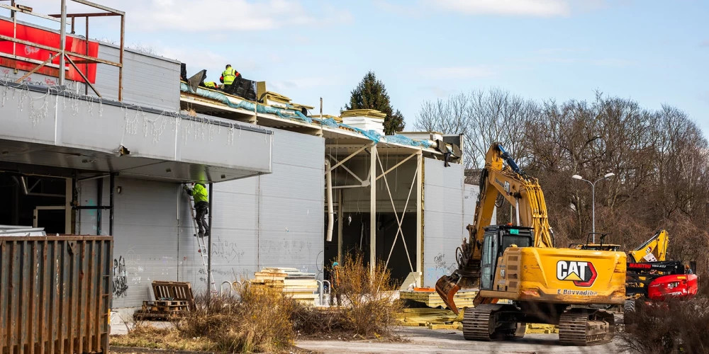 Lidl начал снос небезопасного здания на улице Дзирциема в Риге