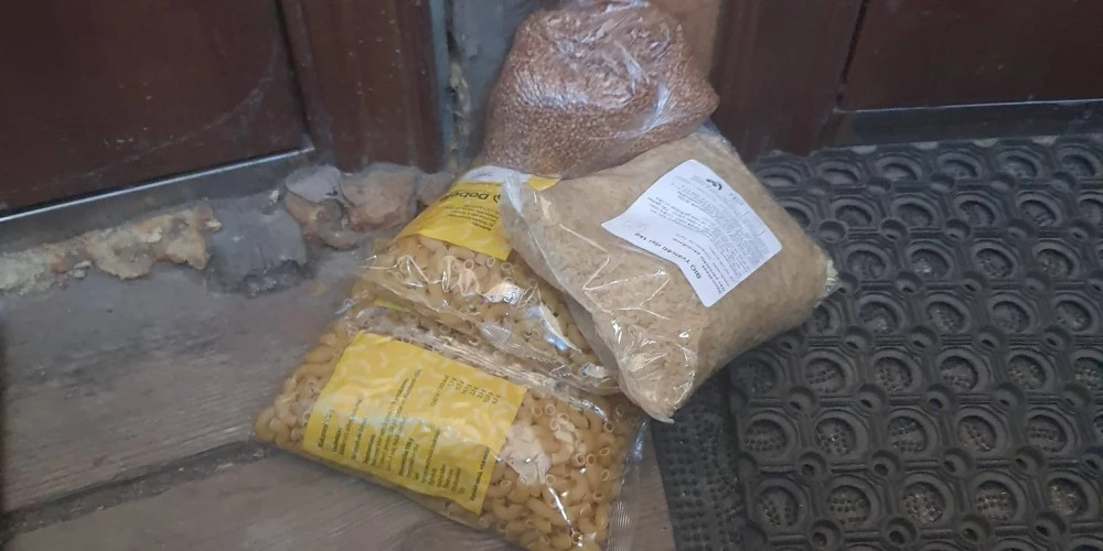 Лиепая: жители испугались пакетов с продуктами, оставленных под дверью