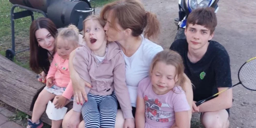 Мать пятерых детей ищет помощь для лечения 9-летней Дарты после осложнений при родах