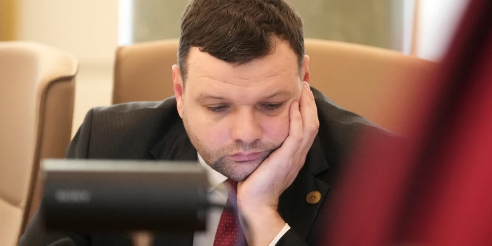Министр благосостояния Узулниекс за год заработал 120 тысяч евро, но его долги почти вдвое превышают доходы