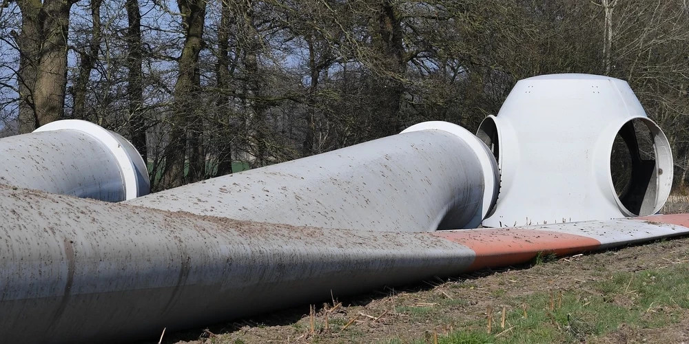 Министры приостановили проекты ветровых электростанций после падения ветрогенератора в Курземе