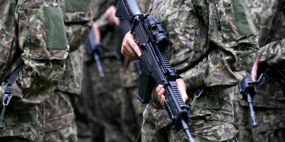 Минобороны Латвии призывает мужчин 18-27 лет подать заявки на службу в Земессардзе