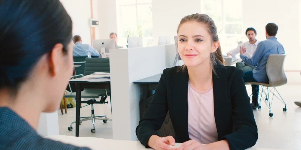 Молодежь Латвии сталкивается с трудностями при поиске работы из-за высоких требований вакансий