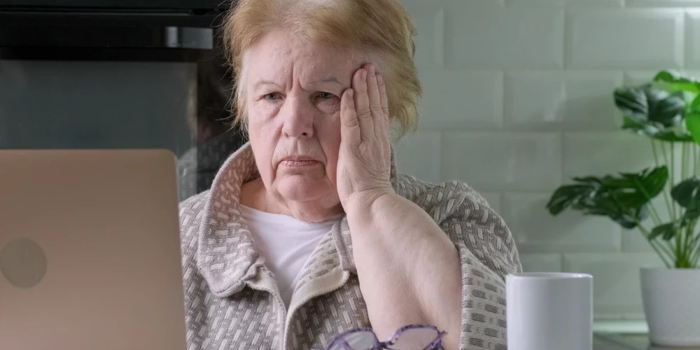 Мошенники звонят пенсионерам в Латвии, утверждая об ошибке в трудовом стаже