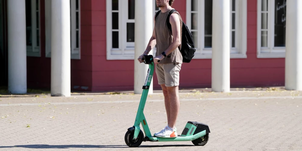 Новые правила микромобильности в Латвии: регистрация, страховка и запрет на тротуары с 2026 года