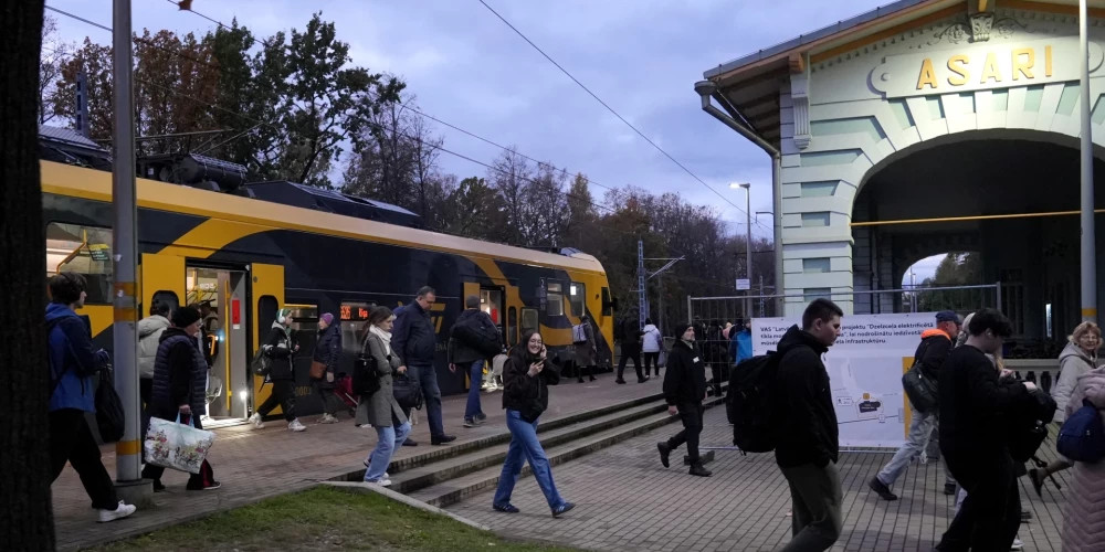 Обновление контактной сети задерживает движение поездов в Юрмалу и Тукумс до конца мая