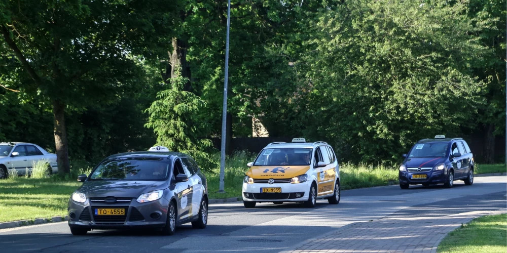 Одна лицензия на такси для всей Латвии: готовятся серьезные изменения в отрасли