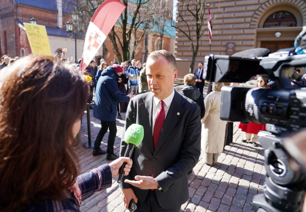 Оппозиция критикует правящую коалицию за нежелание уйти в отставку перед выборами