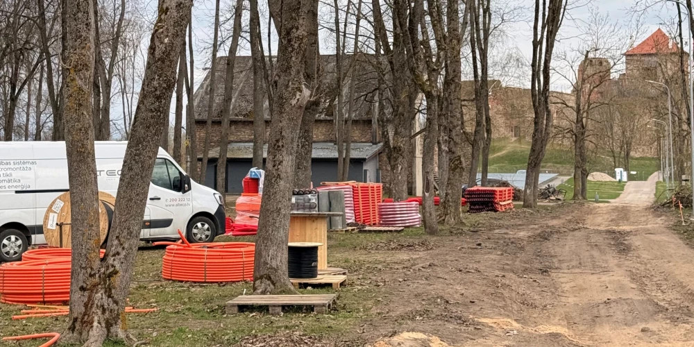 Парк у Бауского замка закрыт на время обновления, доступ к замку останется открыт