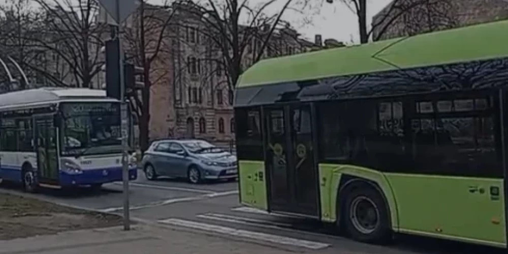 Пассажиры оказались "заблокированы" в троллейбусе во время протеста в Риге