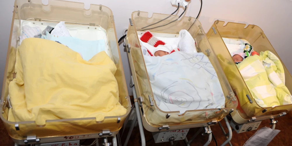 Почти 5 тысяч смертей и 1761 новорожденный в Латвии за два месяца 2026 года