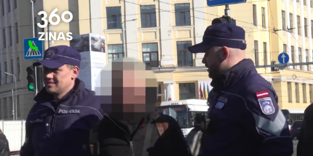 Полиция усиливает контроль у Рижского Центрального вокзала, задержаны десятки подозреваемых