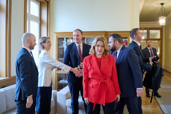 Правительство Латвии обсуждает меры поддержки населения amid высоких цен на топливо и инфляции